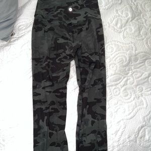 Lululemon green camo Align 21” leggings size 4